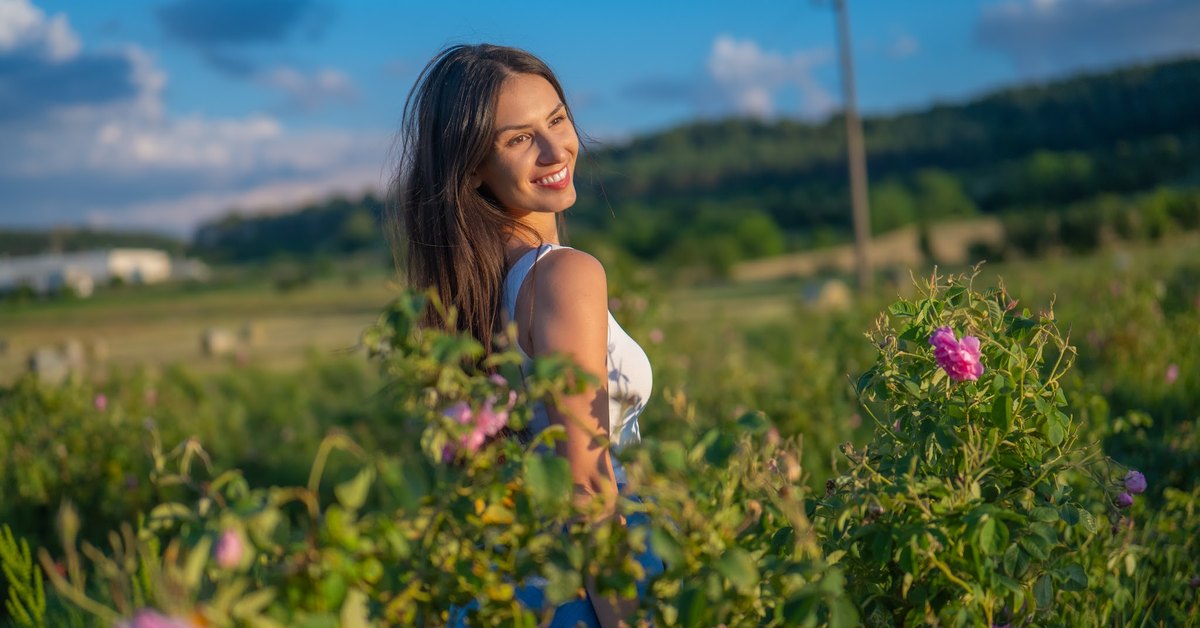 Žena u rascvetalom polju ruža u bugarskoj Dolini ruža