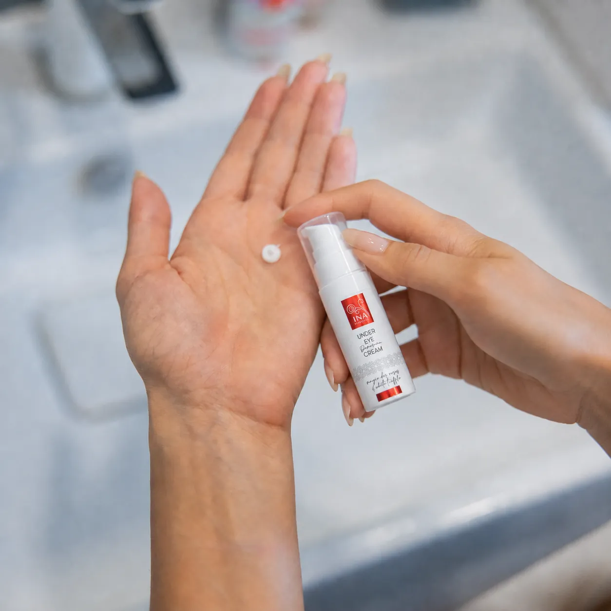 Korak u pravilnom nanošenju kreme za područje oko očiju Rose Eye Lift