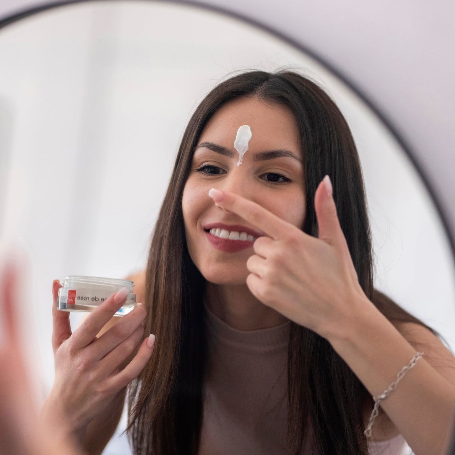 Kupi 1 Aktivnu Hidratantnu Kremu i 1 Anti-Age Serum, Dobijaš 1 Kremu za Područje Oko Očiju Gratis