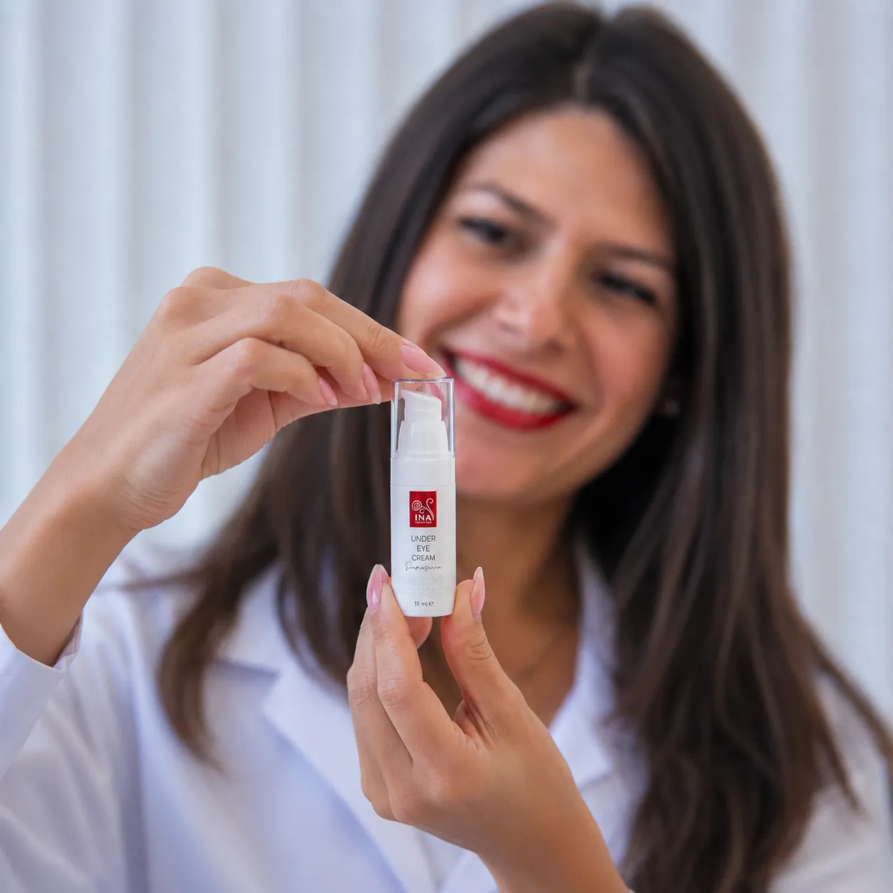 Kupi 3 Anti-Age Kreme za Područje Oko Očiju, Dobijaš 1 Anti-Age Serum Gratis